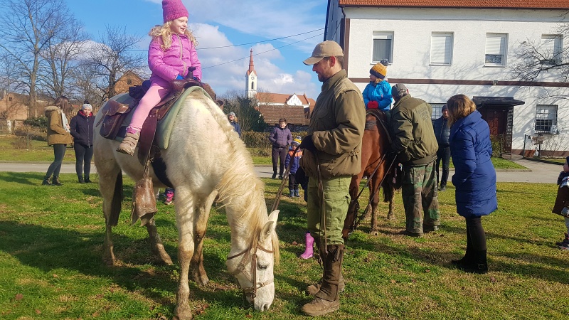 Mali nazarećani jahali arapske konje